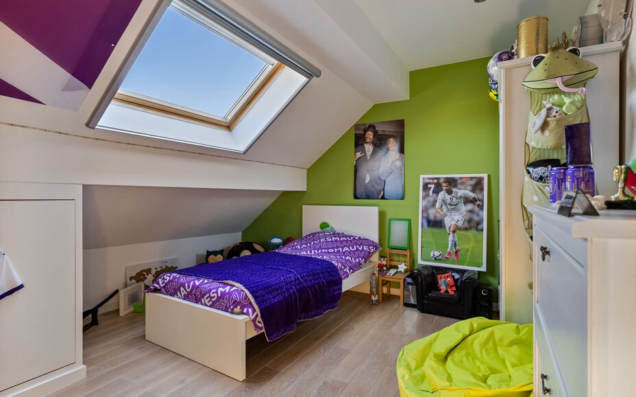 Leemans Immobiliën presenteert u  deze uitzonderlijke en veelzijdige woning met loods en showroom, gelegen op een toplocatie in Asse. De perfecte combinatie van wonen, werken en genieten – op wandelafstand van winkels, scholen, openbaar vervoer, sportf