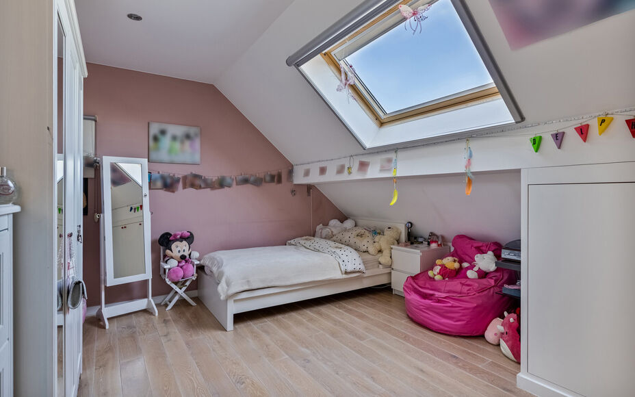Leemans Immobiliën presenteert u  deze uitzonderlijke en veelzijdige woning met loods en showroom, gelegen op een toplocatie in Asse. De perfecte combinatie van wonen, werken en genieten – op wandelafstand van winkels, scholen, openbaar vervoer, sportf