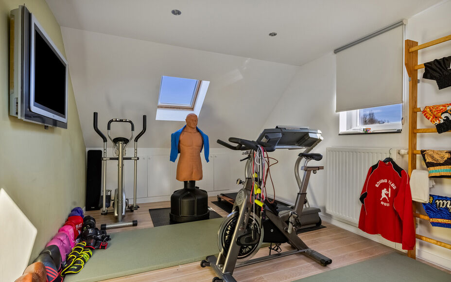 Leemans Immobiliën presenteert u  deze uitzonderlijke en veelzijdige woning met loods en showroom, gelegen op een toplocatie in Asse. De perfecte combinatie van wonen, werken en genieten – op wandelafstand van winkels, scholen, openbaar vervoer, sportf