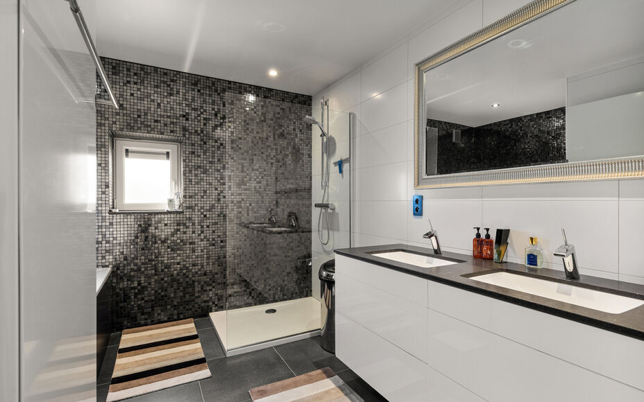 Leemans Immobiliën presenteert u  deze uitzonderlijke en veelzijdige woning met loods en showroom, gelegen op een toplocatie in Asse. De perfecte combinatie van wonen, werken en genieten – op wandelafstand van winkels, scholen, openbaar vervoer, sportf