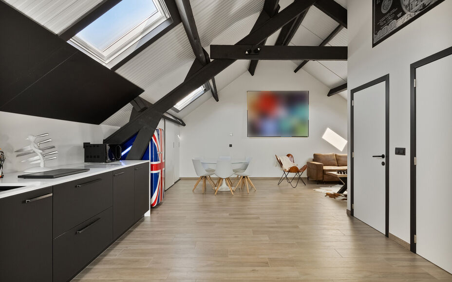 Leemans Immobiliën presenteert u  deze uitzonderlijke en veelzijdige woning met loods en showroom, gelegen op een toplocatie in Asse. De perfecte combinatie van wonen, werken en genieten – op wandelafstand van winkels, scholen, openbaar vervoer, sportf