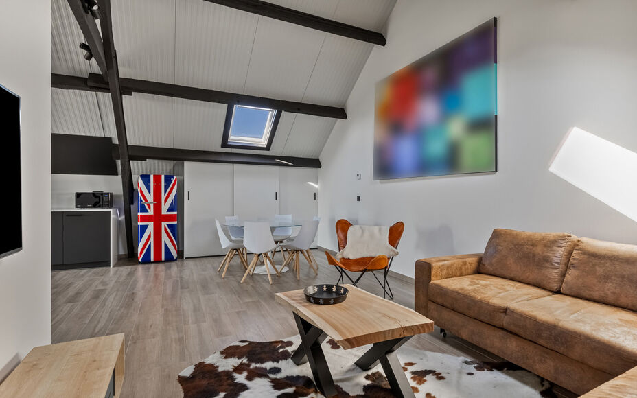 Leemans Immobiliën presenteert u  deze uitzonderlijke en veelzijdige woning met loods en showroom, gelegen op een toplocatie in Asse. De perfecte combinatie van wonen, werken en genieten – op wandelafstand van winkels, scholen, openbaar vervoer, sportf