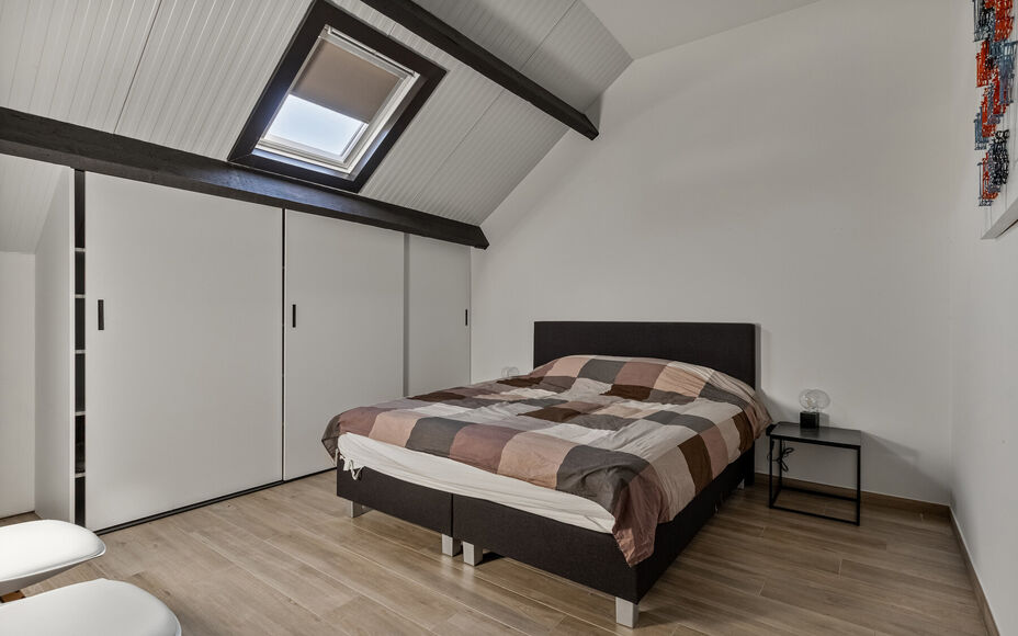 Leemans Immobiliën presenteert u  deze uitzonderlijke en veelzijdige woning met loods en showroom, gelegen op een toplocatie in Asse. De perfecte combinatie van wonen, werken en genieten – op wandelafstand van winkels, scholen, openbaar vervoer, sportf