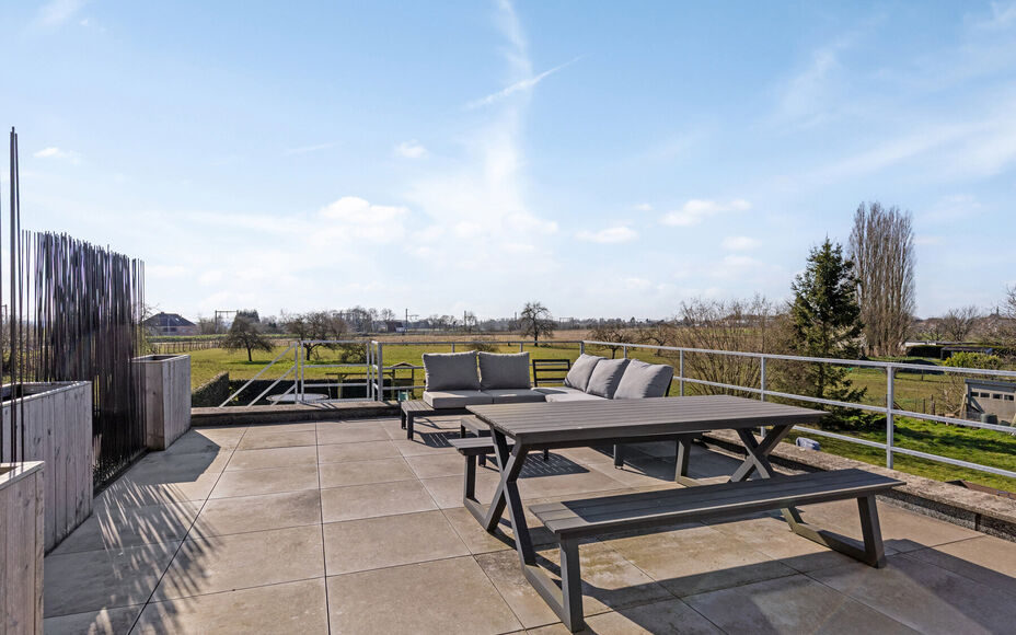 Leemans Immobiliën presenteert u  deze uitzonderlijke en veelzijdige woning met loods en showroom, gelegen op een toplocatie in Asse. De perfecte combinatie van wonen, werken en genieten – op wandelafstand van winkels, scholen, openbaar vervoer, sportf