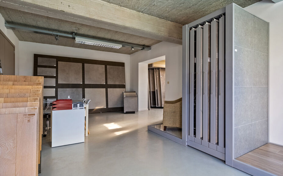 Leemans Immobiliën presenteert u  deze uitzonderlijke en veelzijdige woning met loods en showroom, gelegen op een toplocatie in Asse. De perfecte combinatie van wonen, werken en genieten – op wandelafstand van winkels, scholen, openbaar vervoer, sportf