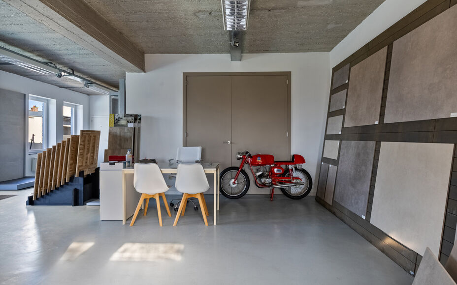 Leemans Immobiliën presenteert u  deze uitzonderlijke en veelzijdige woning met loods en showroom, gelegen op een toplocatie in Asse. De perfecte combinatie van wonen, werken en genieten – op wandelafstand van winkels, scholen, openbaar vervoer, sportf