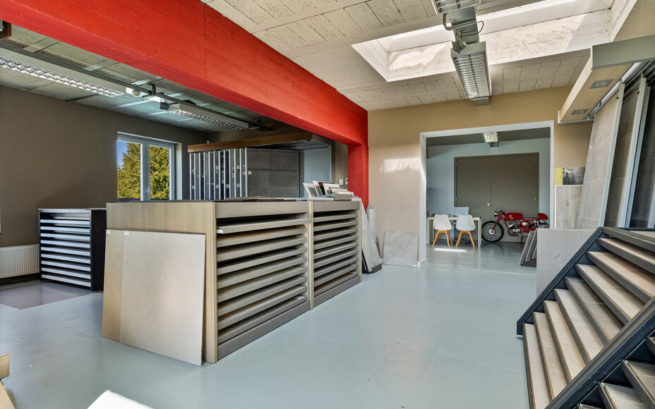 Leemans Immobiliën presenteert u  deze uitzonderlijke en veelzijdige woning met loods en showroom, gelegen op een toplocatie in Asse. De perfecte combinatie van wonen, werken en genieten – op wandelafstand van winkels, scholen, openbaar vervoer, sportf