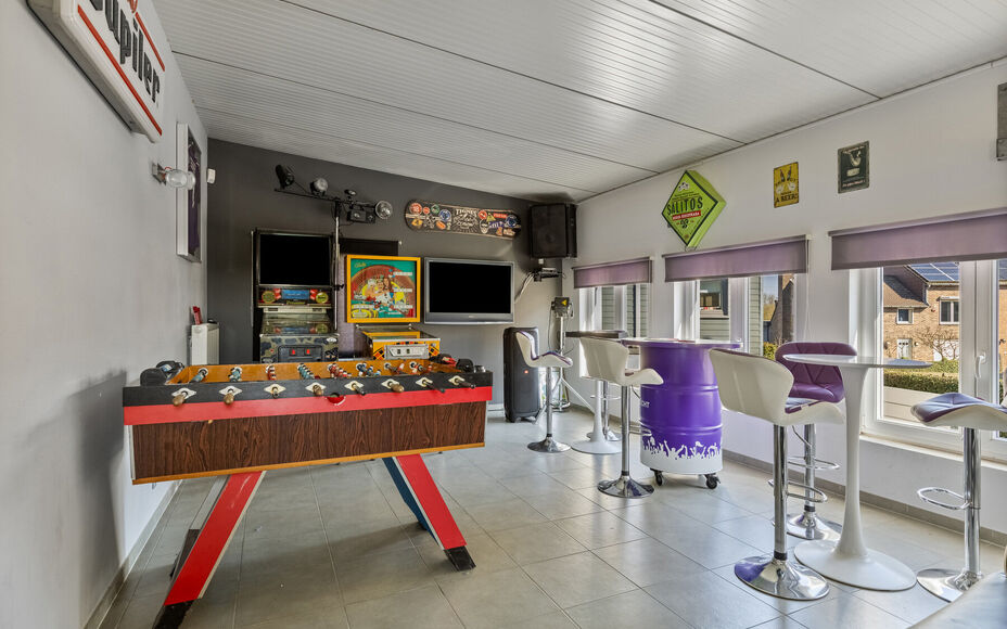 Leemans Immobiliën presenteert u  deze uitzonderlijke en veelzijdige woning met loods en showroom, gelegen op een toplocatie in Asse. De perfecte combinatie van wonen, werken en genieten – op wandelafstand van winkels, scholen, openbaar vervoer, sportf