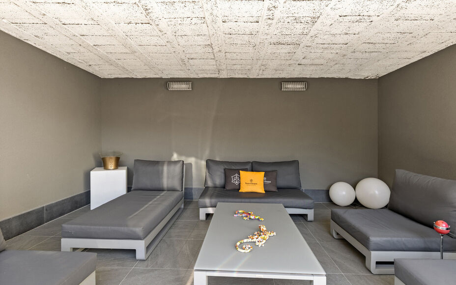Leemans Immobiliën presenteert u  deze uitzonderlijke en veelzijdige woning met loods en showroom, gelegen op een toplocatie in Asse. De perfecte combinatie van wonen, werken en genieten – op wandelafstand van winkels, scholen, openbaar vervoer, sportf