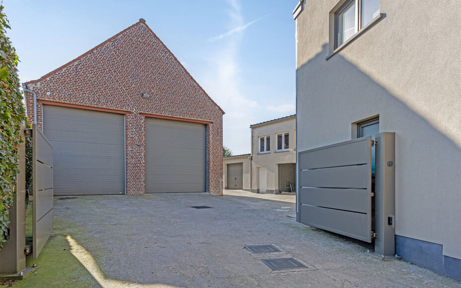 Leemans Immobiliën presenteert u  deze uitzonderlijke en veelzijdige woning met loods en showroom, gelegen op een toplocatie in Asse. De perfecte combinatie van wonen, werken en genieten – op wandelafstand van winkels, scholen, openbaar vervoer, sportf