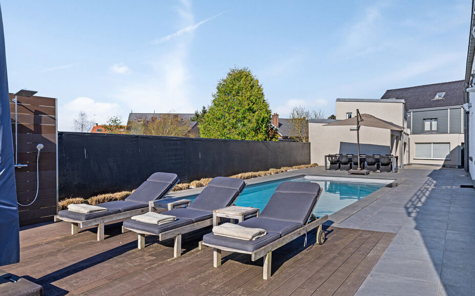 Leemans Immobiliën presenteert u  deze uitzonderlijke en veelzijdige woning met loods en showroom, gelegen op een toplocatie in Asse. De perfecte combinatie van wonen, werken en genieten – op wandelafstand van winkels, scholen, openbaar vervoer, sportf