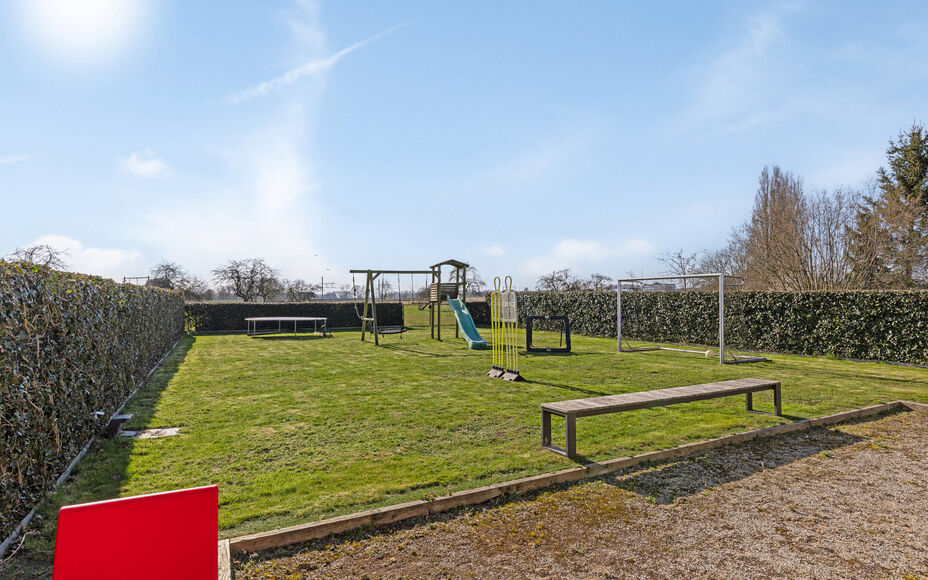 Leemans Immobiliën presenteert u  deze uitzonderlijke en veelzijdige woning met loods en showroom, gelegen op een toplocatie in Asse. De perfecte combinatie van wonen, werken en genieten – op wandelafstand van winkels, scholen, openbaar vervoer, sportf
