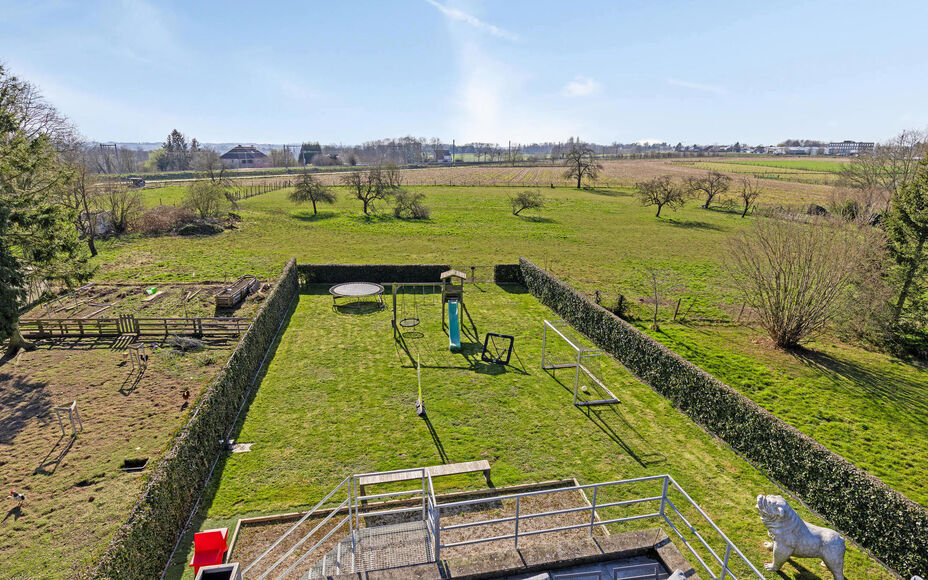 Leemans Immobiliën presenteert u  deze uitzonderlijke en veelzijdige woning met loods en showroom, gelegen op een toplocatie in Asse. De perfecte combinatie van wonen, werken en genieten – op wandelafstand van winkels, scholen, openbaar vervoer, sportf