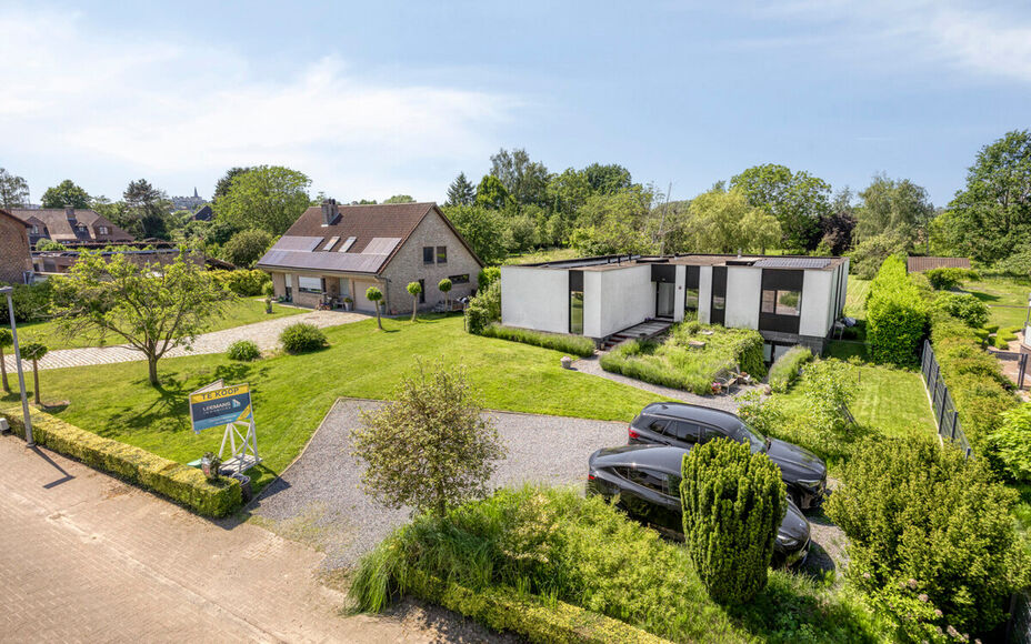 Leemans Immobiliën biedt u deze exclusieve, gerenoveerde moderne bungalow aan op een prachtig perceel van maar liefst 29 are. Deze unieke eigendom bevindt zich op een uiterst gegeerde toplocatie en geniet achteraan van rustgevende landelijke vergezichten