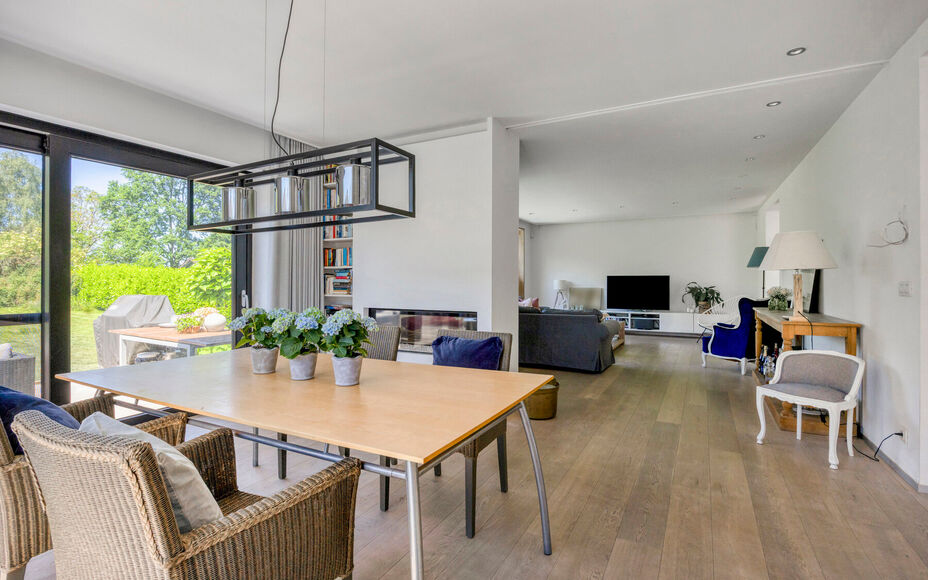 Leemans Immobiliën biedt u deze exclusieve, gerenoveerde moderne bungalow aan op een prachtig perceel van maar liefst 29 are. Deze unieke eigendom bevindt zich op een uiterst gegeerde toplocatie en geniet achteraan van rustgevende landelijke vergezichten