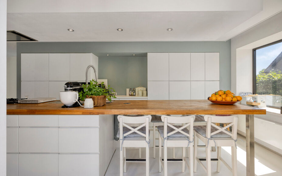 Leemans Immobiliën biedt u deze exclusieve, gerenoveerde moderne bungalow aan op een prachtig perceel van maar liefst 29 are. Deze unieke eigendom bevindt zich op een uiterst gegeerde toplocatie en geniet achteraan van rustgevende landelijke vergezichten