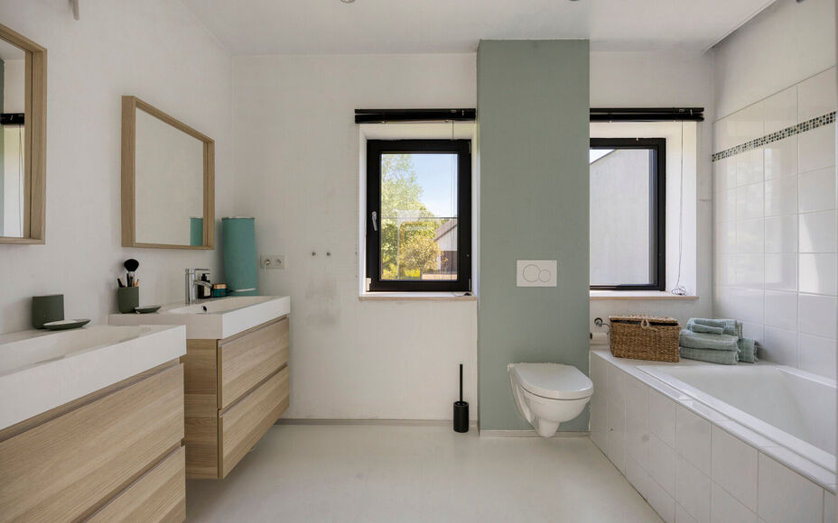Leemans Immobiliën biedt u deze exclusieve, gerenoveerde moderne bungalow aan op een prachtig perceel van maar liefst 29 are. Deze unieke eigendom bevindt zich op een uiterst gegeerde toplocatie en geniet achteraan van rustgevende landelijke vergezichten