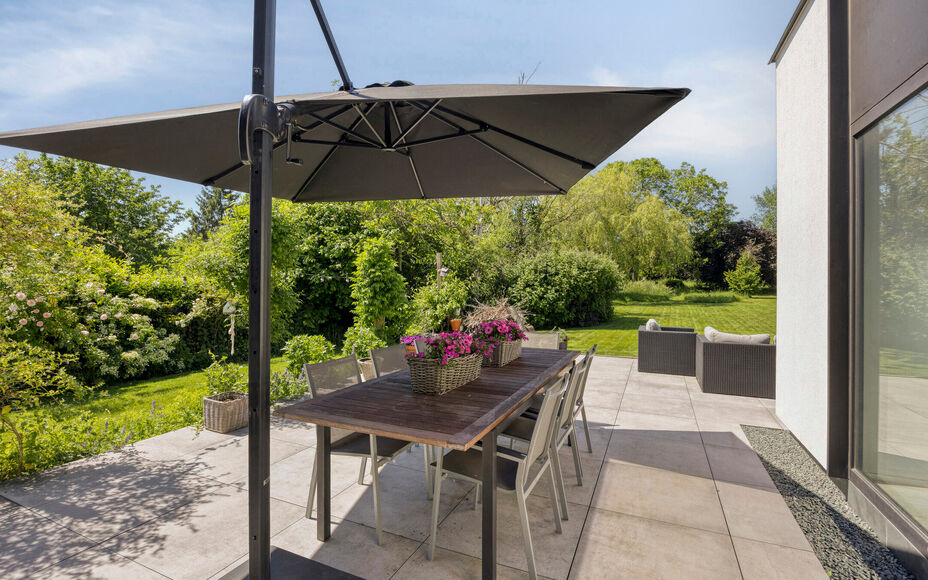 Leemans Immobiliën biedt u deze exclusieve, gerenoveerde moderne bungalow aan op een prachtig perceel van maar liefst 29 are. Deze unieke eigendom bevindt zich op een uiterst gegeerde toplocatie en geniet achteraan van rustgevende landelijke vergezichten