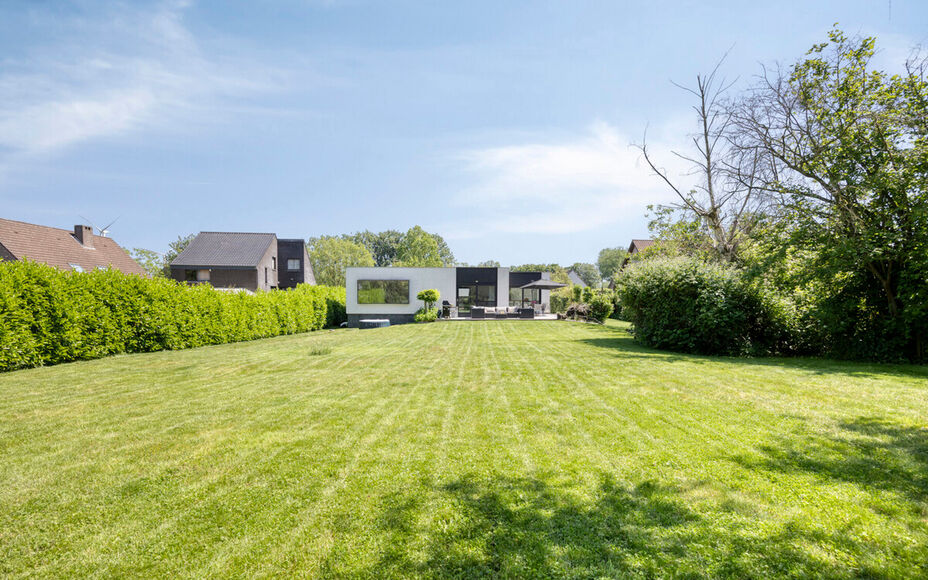 Leemans Immobiliën biedt u deze exclusieve, gerenoveerde moderne bungalow aan op een prachtig perceel van maar liefst 29 are. Deze unieke eigendom bevindt zich op een uiterst gegeerde toplocatie en geniet achteraan van rustgevende landelijke vergezichten