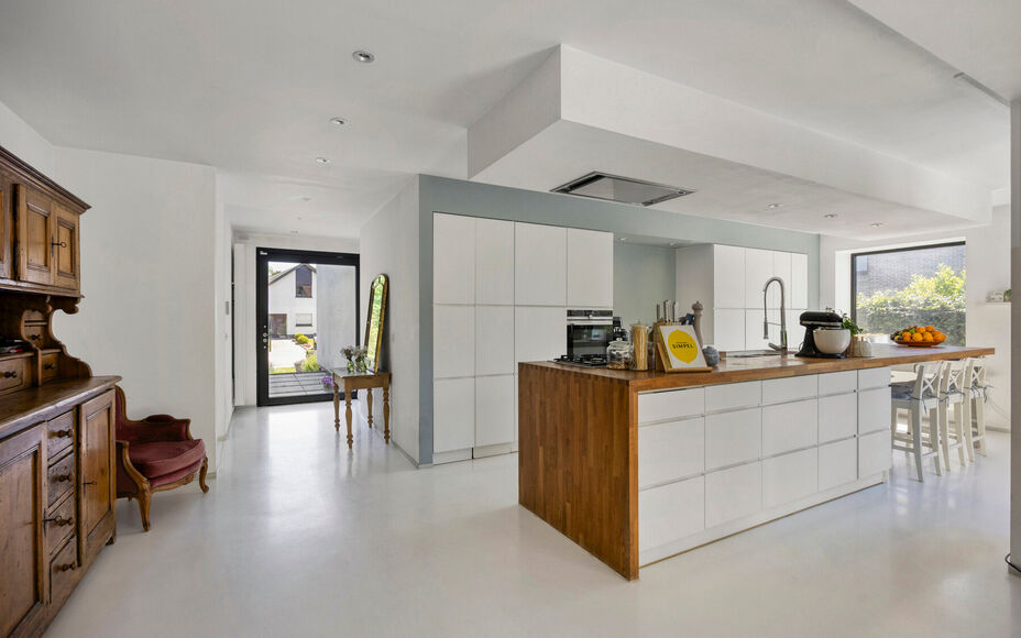 Leemans Immobiliën biedt u deze exclusieve, gerenoveerde moderne bungalow aan op een prachtig perceel van maar liefst 29 are. Deze unieke eigendom bevindt zich op een uiterst gegeerde toplocatie en geniet achteraan van rustgevende landelijke vergezichten