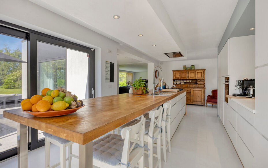 Leemans Immobiliën biedt u deze exclusieve, gerenoveerde moderne bungalow aan op een prachtig perceel van maar liefst 29 are. Deze unieke eigendom bevindt zich op een uiterst gegeerde toplocatie en geniet achteraan van rustgevende landelijke vergezichten