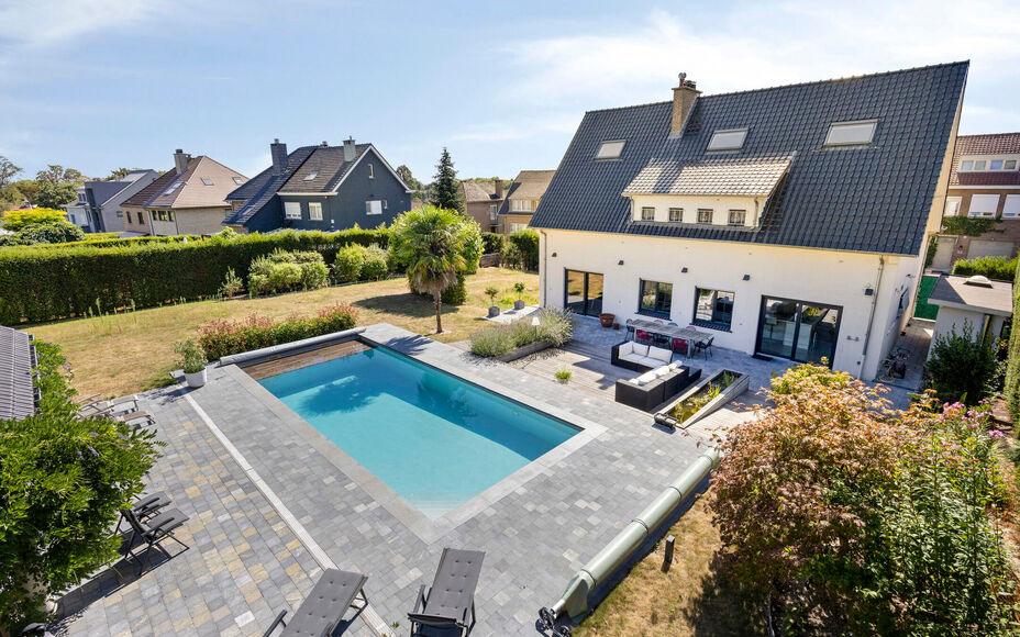 Leemans Immobiliën biedt u deze uitzonderlijke en hoogwaardig afgewerkte villa, gelegen op een absolute toplocatie in het gegeerde Dilbeek.Deze exclusieve eigendom combineert een rustige, residentiële ligging met een uitstekende bereikbaarheid. Het cent