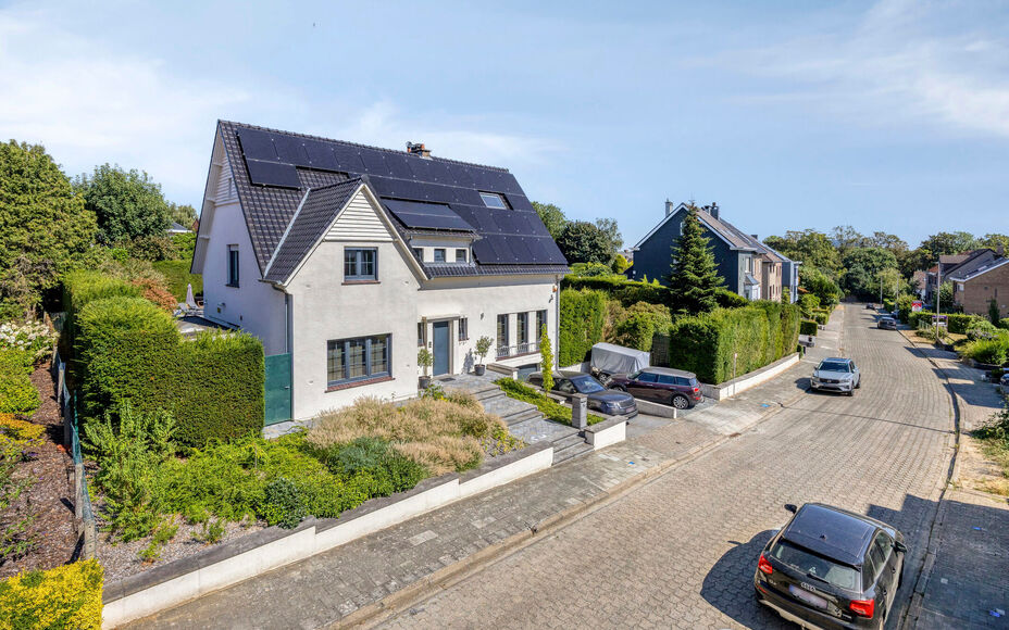 Leemans Immobiliën biedt u deze uitzonderlijke en hoogwaardig afgewerkte villa, gelegen op een absolute toplocatie in het gegeerde Dilbeek.Deze exclusieve eigendom combineert een rustige, residentiële ligging met een uitstekende bereikbaarheid. Het cent