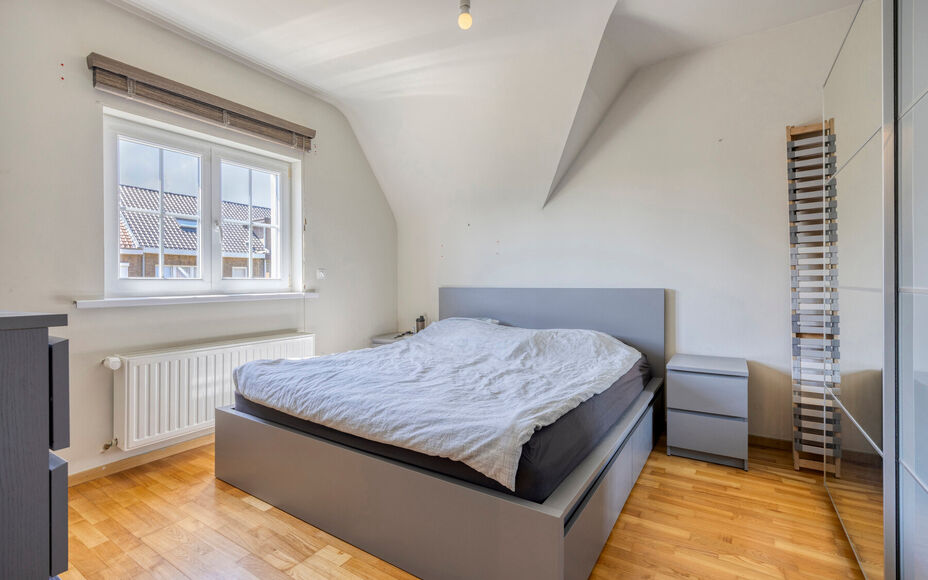 Leemans Immobiliën biedt u deze uitzonderlijke en hoogwaardig afgewerkte villa, gelegen op een absolute toplocatie in het gegeerde Dilbeek.Deze exclusieve eigendom combineert een rustige, residentiële ligging met een uitstekende bereikbaarheid. Het cent