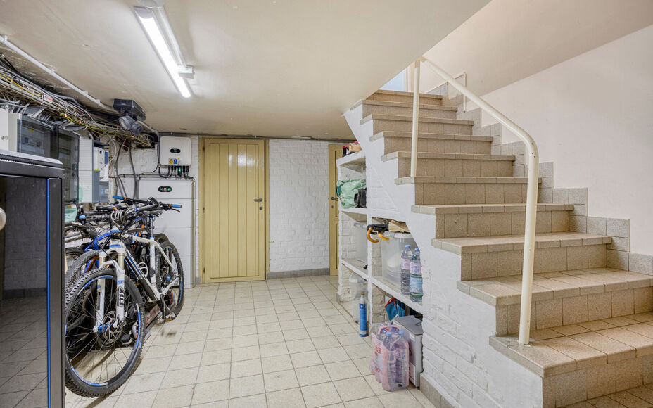 Leemans Immobiliën biedt u deze uitzonderlijke en hoogwaardig afgewerkte villa, gelegen op een absolute toplocatie in het gegeerde Dilbeek.Deze exclusieve eigendom combineert een rustige, residentiële ligging met een uitstekende bereikbaarheid. Het cent