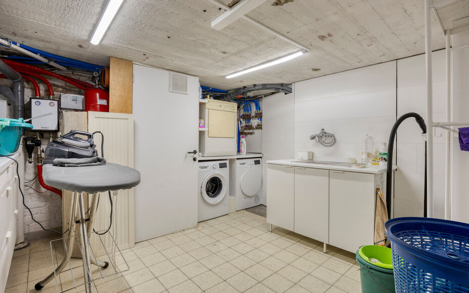 Leemans Immobiliën biedt u deze uitzonderlijke en hoogwaardig afgewerkte villa, gelegen op een absolute toplocatie in het gegeerde Dilbeek.Deze exclusieve eigendom combineert een rustige, residentiële ligging met een uitstekende bereikbaarheid. Het cent