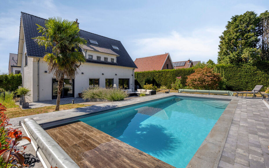 Leemans Immobiliën biedt u deze uitzonderlijke en hoogwaardig afgewerkte villa, gelegen op een absolute toplocatie in het gegeerde Dilbeek.Deze exclusieve eigendom combineert een rustige, residentiële ligging met een uitstekende bereikbaarheid. Het cent