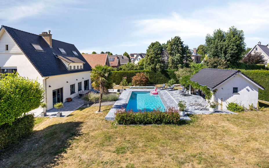 Leemans Immobiliën biedt u deze uitzonderlijke en hoogwaardig afgewerkte villa, gelegen op een absolute toplocatie in het gegeerde Dilbeek.Deze exclusieve eigendom combineert een rustige, residentiële ligging met een uitstekende bereikbaarheid. Het cent