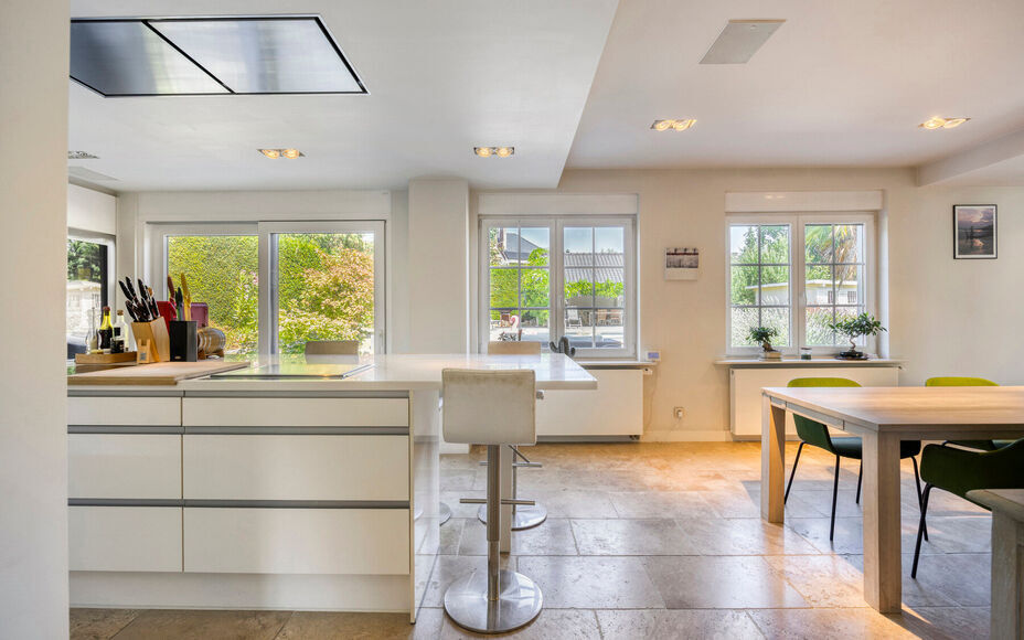Leemans Immobiliën biedt u deze uitzonderlijke en hoogwaardig afgewerkte villa, gelegen op een absolute toplocatie in het gegeerde Dilbeek.Deze exclusieve eigendom combineert een rustige, residentiële ligging met een uitstekende bereikbaarheid. Het cent