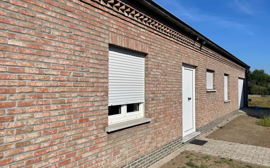 Leemans Immobiliën vous propose ce charmant bungalow, idéalement situé en centre-ville. Grâce à son emplacement privilégié, commerces, écoles, installations sportives, transports en commun et grands axes routiers sont facilement accessibles.
Ce lo