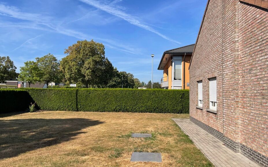 Leemans Immobiliën vous propose ce charmant bungalow, idéalement situé en centre-ville. Grâce à son emplacement privilégié, commerces, écoles, installations sportives, transports en commun et grands axes routiers sont facilement accessibles.
Ce lo
