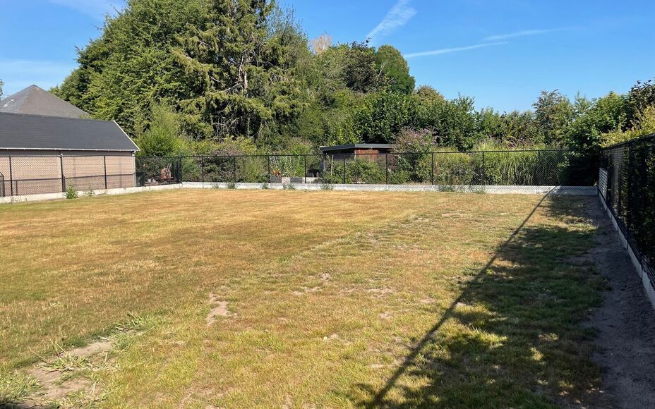Leemans Immobiliën vous propose ce charmant bungalow, idéalement situé en centre-ville. Grâce à son emplacement privilégié, commerces, écoles, installations sportives, transports en commun et grands axes routiers sont facilement accessibles.
Ce lo