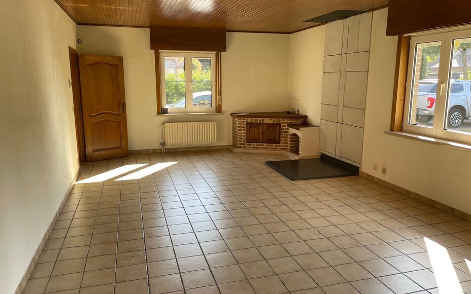 Leemans Immobiliën vous propose ce charmant bungalow, idéalement situé en centre-ville. Grâce à son emplacement privilégié, commerces, écoles, installations sportives, transports en commun et grands axes routiers sont facilement accessibles.
Ce lo