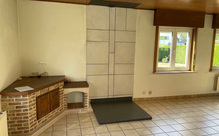 Leemans Immobiliën vous propose ce charmant bungalow, idéalement situé en centre-ville. Grâce à son emplacement privilégié, commerces, écoles, installations sportives, transports en commun et grands axes routiers sont facilement accessibles.
Ce lo