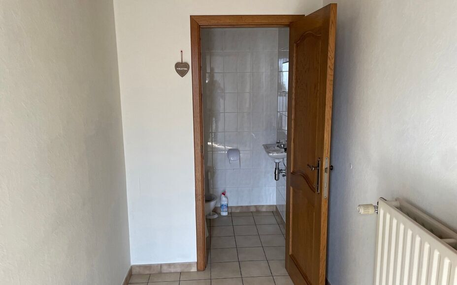 Leemans Immobiliën vous propose ce charmant bungalow, idéalement situé en centre-ville. Grâce à son emplacement privilégié, commerces, écoles, installations sportives, transports en commun et grands axes routiers sont facilement accessibles.
Ce lo