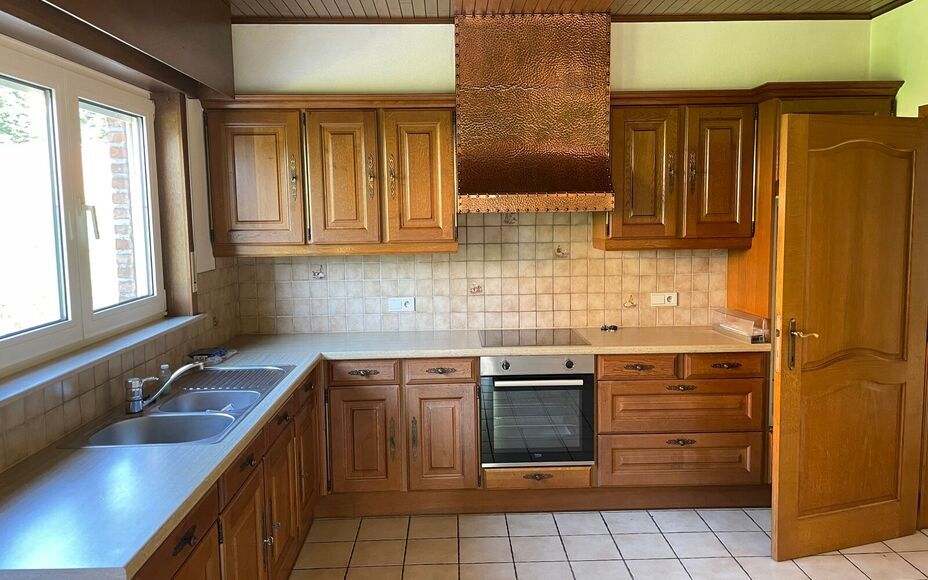 Leemans Immobiliën vous propose ce charmant bungalow, idéalement situé en centre-ville. Grâce à son emplacement privilégié, commerces, écoles, installations sportives, transports en commun et grands axes routiers sont facilement accessibles.
Ce lo