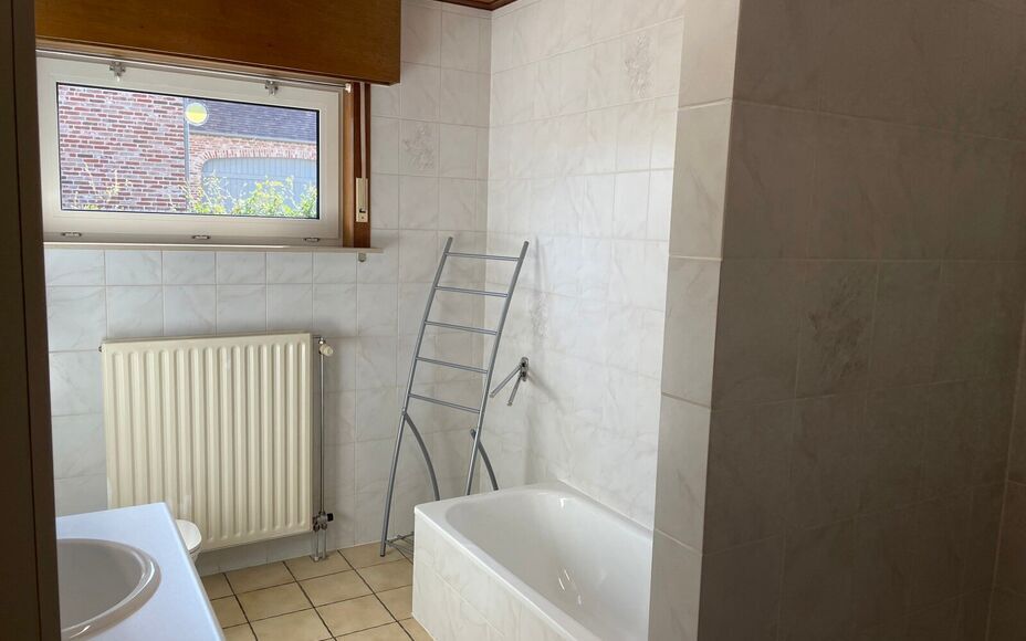 Leemans Immobiliën vous propose ce charmant bungalow, idéalement situé en centre-ville. Grâce à son emplacement privilégié, commerces, écoles, installations sportives, transports en commun et grands axes routiers sont facilement accessibles.
Ce lo