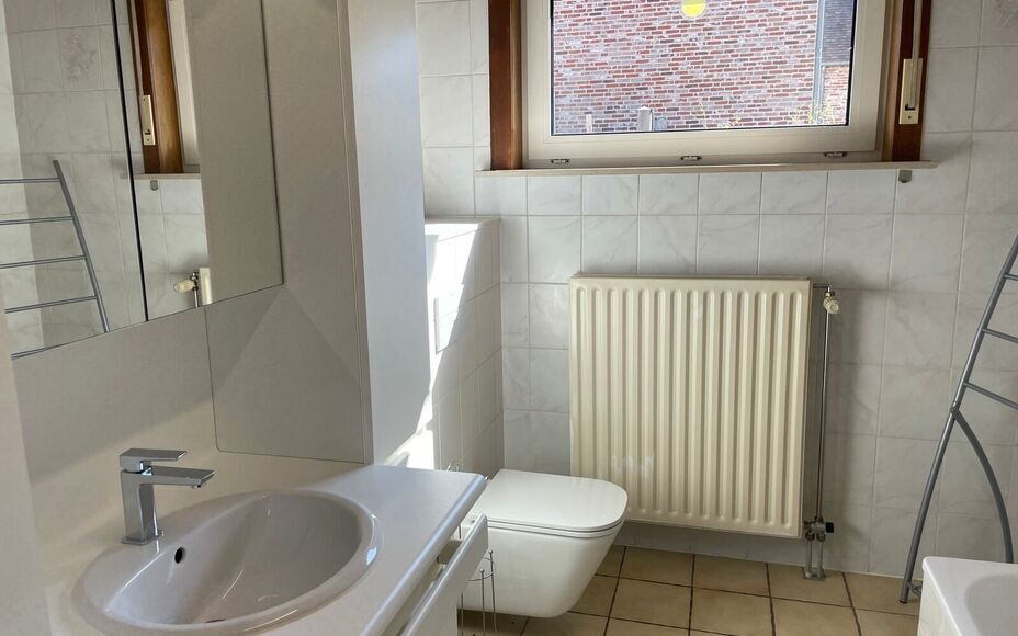 Leemans Immobiliën vous propose ce charmant bungalow, idéalement situé en centre-ville. Grâce à son emplacement privilégié, commerces, écoles, installations sportives, transports en commun et grands axes routiers sont facilement accessibles.
Ce lo