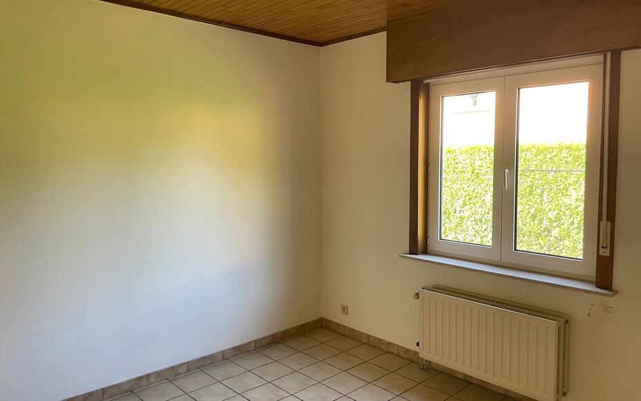 Leemans Immobiliën vous propose ce charmant bungalow, idéalement situé en centre-ville. Grâce à son emplacement privilégié, commerces, écoles, installations sportives, transports en commun et grands axes routiers sont facilement accessibles.
Ce lo