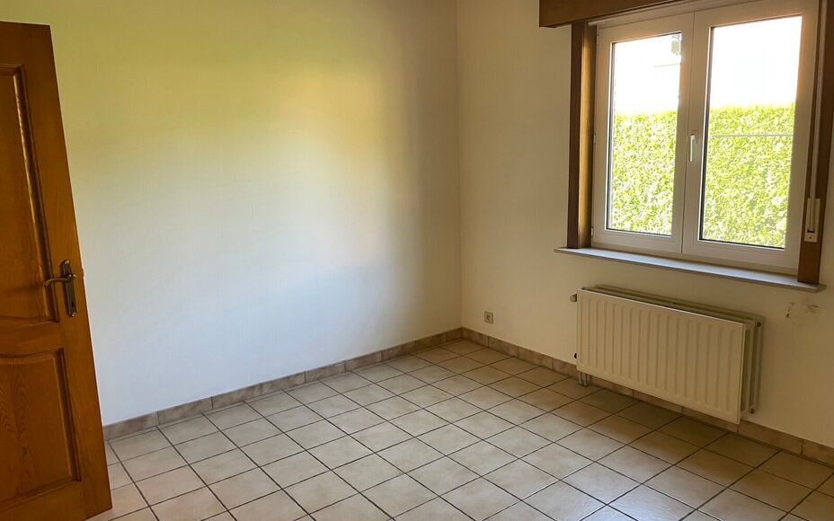 Leemans Immobiliën vous propose ce charmant bungalow, idéalement situé en centre-ville. Grâce à son emplacement privilégié, commerces, écoles, installations sportives, transports en commun et grands axes routiers sont facilement accessibles.
Ce lo