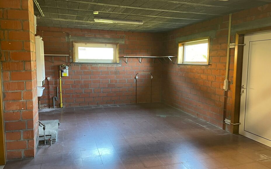 Leemans Immobiliën vous propose ce charmant bungalow, idéalement situé en centre-ville. Grâce à son emplacement privilégié, commerces, écoles, installations sportives, transports en commun et grands axes routiers sont facilement accessibles.
Ce lo