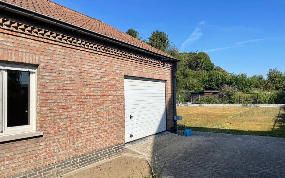 Leemans Immobiliën vous propose ce charmant bungalow, idéalement situé en centre-ville. Grâce à son emplacement privilégié, commerces, écoles, installations sportives, transports en commun et grands axes routiers sont facilement accessibles.
Ce lo