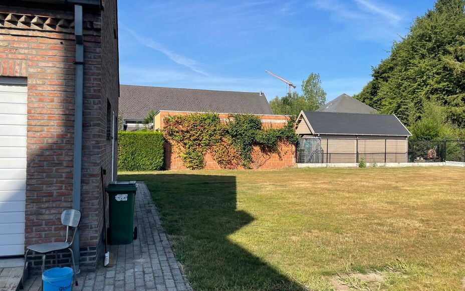 Leemans Immobiliën vous propose ce charmant bungalow, idéalement situé en centre-ville. Grâce à son emplacement privilégié, commerces, écoles, installations sportives, transports en commun et grands axes routiers sont facilement accessibles.
Ce lo