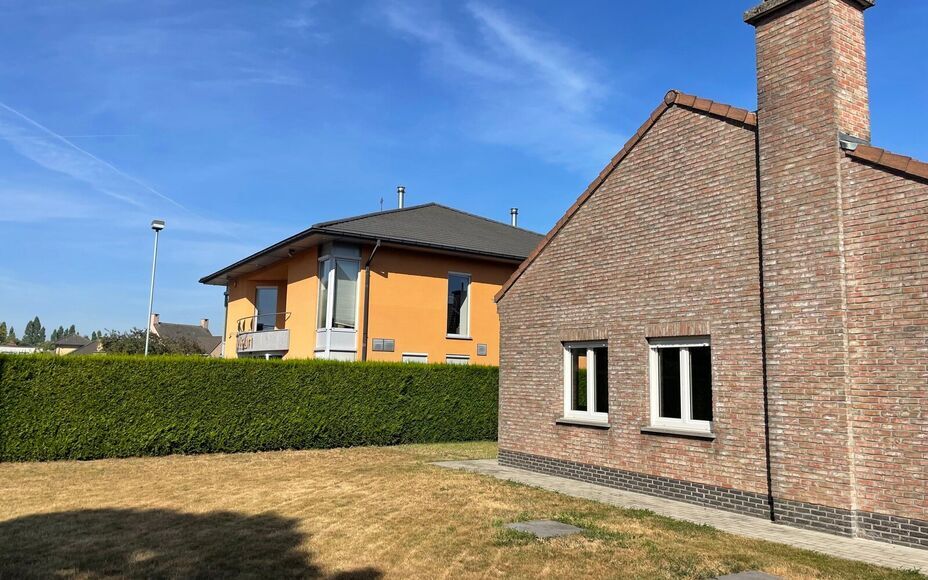 Leemans Immobiliën vous propose ce charmant bungalow, idéalement situé en centre-ville. Grâce à son emplacement privilégié, commerces, écoles, installations sportives, transports en commun et grands axes routiers sont facilement accessibles.
Ce lo