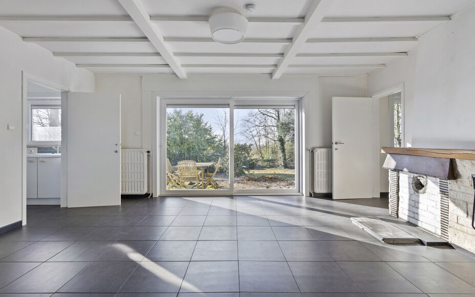 Leemans Immobiliën vous propose ce bungalow confortable, situé dans l'un des endroits les plus beaux et les plus ruraux d'Asse. Ici, vous pourrez profiter de vues à couper le souffle, tout en étant à proximité de toutes les commodités : commerces, 