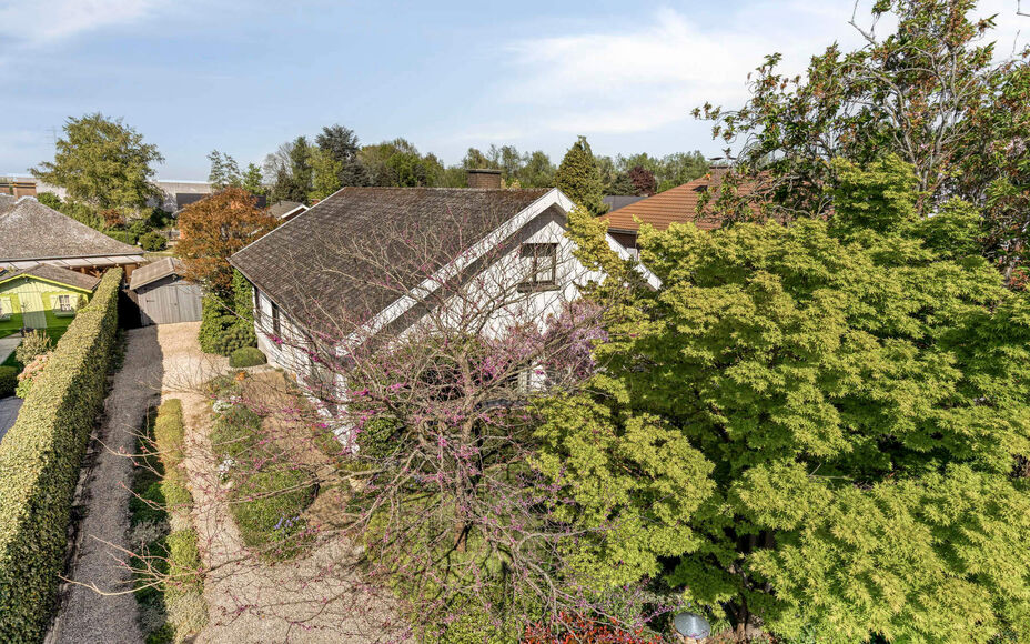 Leemans Immobiliën vous présente ce charmant bungalow, prêt à emménager, idéalement situé dans le quartier recherché d'Asse. Grâce à son emplacement privilégié, les grands axes routiers, les écoles, les installations sportives, les transports